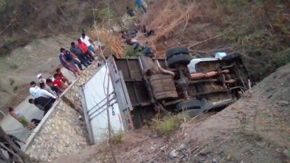 El camión en el que viajaban los migrantes centroamericanos, tras el accidente.