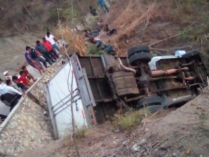 El camión en el que viajaban los migrantes centroamericanos, tras el accidente.