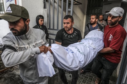 Un grupo de palestinos trasladan el cadáver de una persona muerta tras un ataque israelí en Rafah, este viernes.