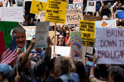 Manifestación contra la deriva autoritaria del presidente de EE UU, Donald Trump, este sábado en Nueva York.