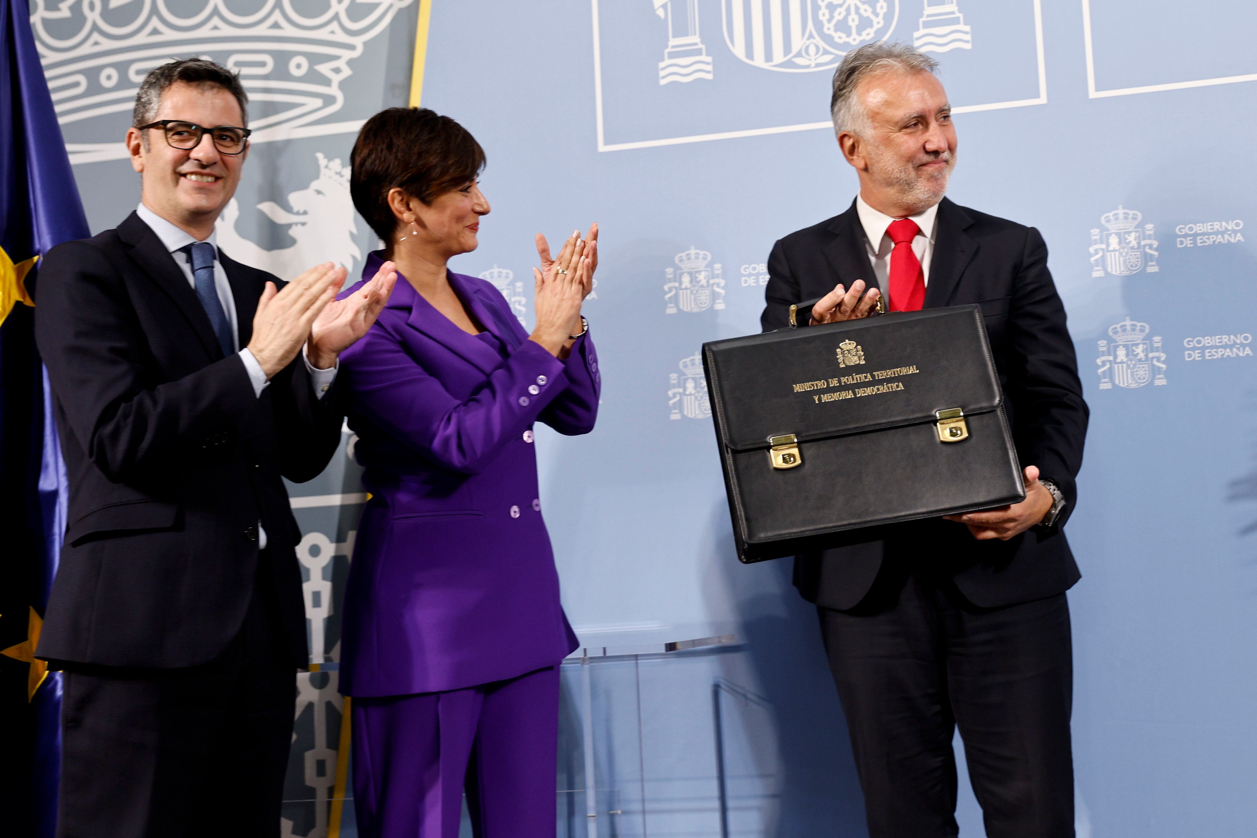 El nuevo ministro de Política Territorial y Memoria Democrática, Ángel Víctor Torres (a la izquierda), tras recibir la cartera de Política Territorial y Memoria Democrática, de manos de su antecesora en el cargo, Isabel Rodríguez, este martes en Madrid. 