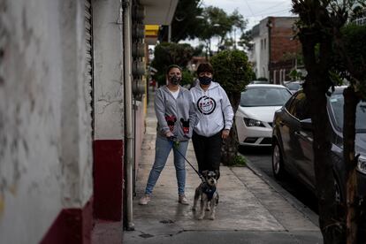 Rocío Salazar y su hija, Fernanda Alcántara, afuera de su casa en la colonia Petrolera, este jueves.