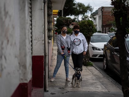 Rocío Salazar y su hija, Fernanda Alcántara, afuera de su casa en la colonia Petrolera, este jueves.