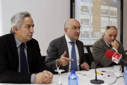 Fotografía facilitada por la Diputación de Valladolid de su presidente, Jesús Julio Carnero (c), junto al alcalde de Portillo, Pedro Alonso (i) y el presidente de FOACAL, José Carlos González (d), durante la presentación de la web "Artesanos Provincia de Valladolid".