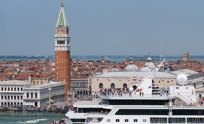 Un crucero navega delante de la plaza de San Marcos de Venecia.