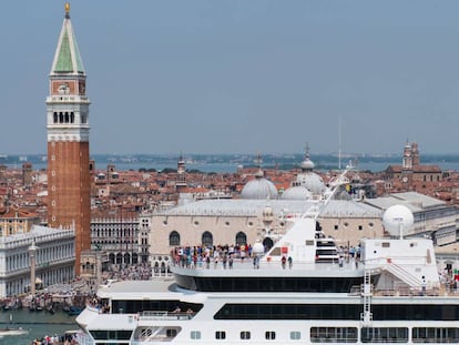 Un crucero navega delante de la plaza de San Marcos de Venecia.