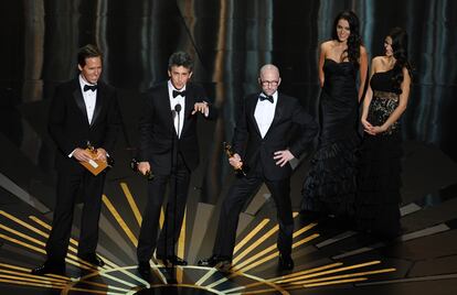 Los guionistas de 'Los descendientes' recogen el Oscar al mejor guión adaptado.