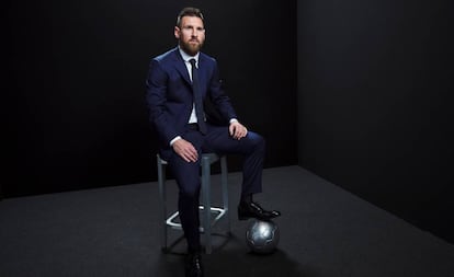 Messi posa con el premio The Best entregado por la FIFA.