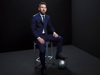 Messi posa con el premio The Best entregado por la FIFA.