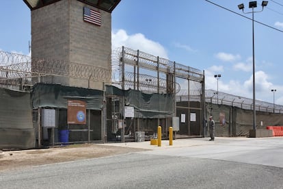Puerta de acceso a los campos de detención 5 (a la derecha) y 6, en los que se concentran la mayoría de los 122 presos que hay actualmente en Guantánamo.