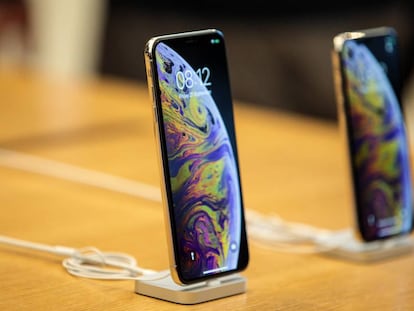 Un iPhone XS y un XS Max en una tienda de Apple en Londres.