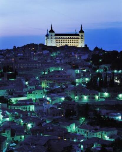 Vista nocturna del casco histórico de Toledo, en el que destaca el Alcázar.