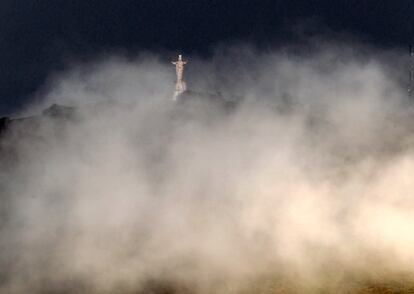 Vista del monumento al Sagrado Corazón de Jesús (Madrid), a más de treinta metros del altura, cubierto por la niebla, el 27 de octubre.