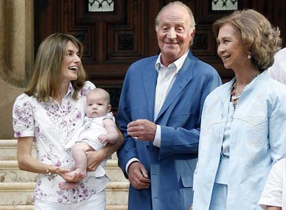 Tras la sesión fotográfica, Don Juan Carlos y Doña Sofía se acercan a hablar con Doña Letizia.