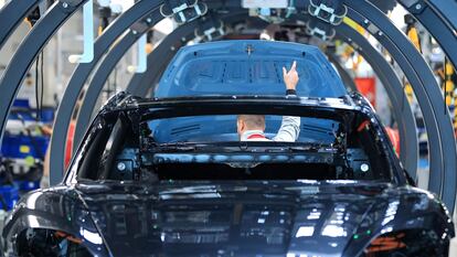 Un empleado trabajaba el día 26 en el montaje de un modelo de Porsche en la factoría de la empresa automovilística en Stuttgart.