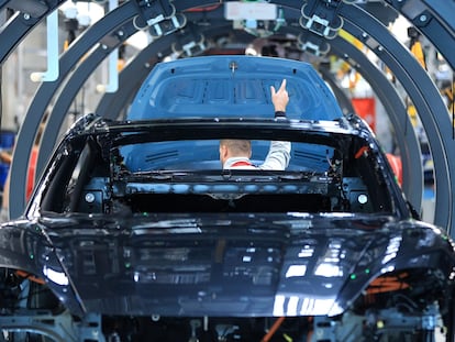 Un empleado trabajaba el lunes en el montaje de un modelo de Porsche en la factoría de la empresa automovilística en Stuttgart (Alemania).