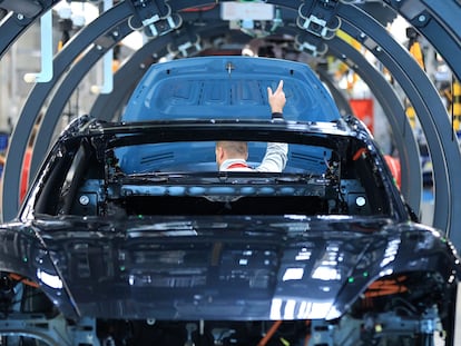 Un empleado trabajaba el día 26 en el montaje de un modelo de Porsche en la factoría de la empresa automovilística en Stuttgart.