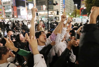 Aficionados celebran en Tokio la victoria de Japón sobre Alemania.