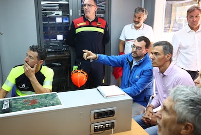 Pedro Sánchez, el 22 de agosto junto al presidente de Asturias, Adrián Barbón, en el Puesto de Mando Avanzado del incendio de Somiedo y Cangas del Narcea.
