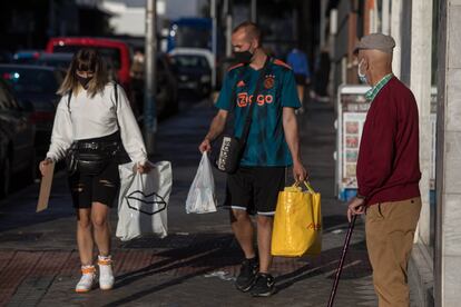 Peatones con bolsas de la compra en la calle del Doctor Cirajas, Madrid, este viernes.