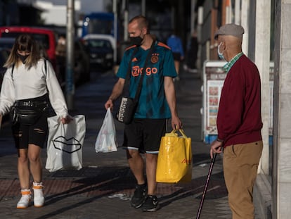 Peatones con bolsas de la compra en la calle del Doctor Cirajas, Madrid, este viernes.