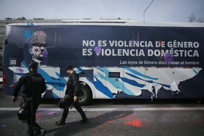 El autobús de Hazte Oir con la campaña publicitaria contra las leyes de violencia de género ha llegado este lunes a Barcelona, donde ha sido parado por un grupo de jóvenes que le han arrancado algunos de los vinilos y le han tirado pintura a su paso por la Avenida Diagonal.