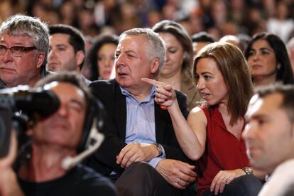 Carme Chacón habla con José Blanco al inicio del gran acto político en Madrid.