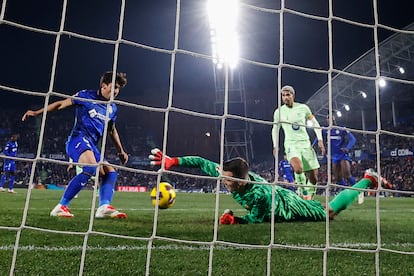 El guardameta del FC Barcelona, Iñaki Peña (d), intenta detener el balón rematado por el centrocampista uruguayo del Getafe, Mauro Arambarri, en la jugada que ha significado el gol del equipo madrileño este sábado.