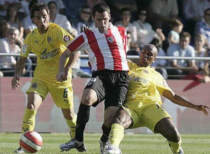 Orbaiz intenta llevarse la pelota ante la oposición de Cazorla y Senna