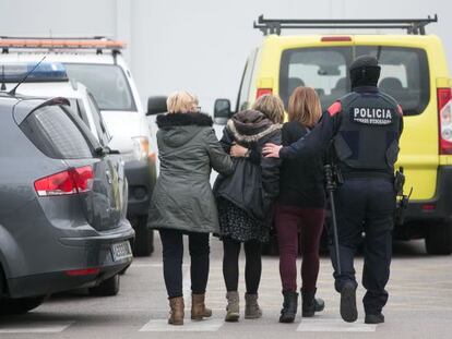 Familiars i amics de les víctimes s'acosten a l'aeroport del Prat.