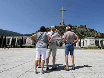 Varios visitantes fotografían la semana pasada el Valle de los Caídos.