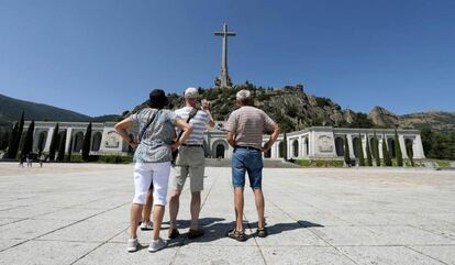 Varios visitantes fotografían la semana pasada el Valle de los Caídos.