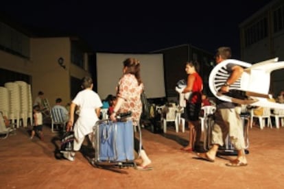 Vecinos de Guadalix llegando a la sesión de Cine de verano.