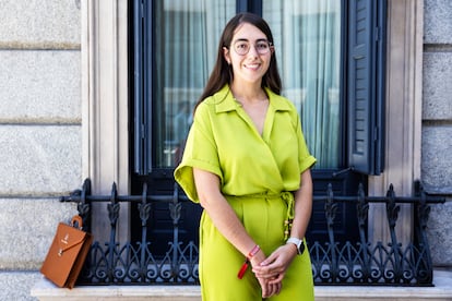 La diputada socialista Ada Santana, la más joven de la XV legislatura, posa en el patio del Congreso de los Diputados.