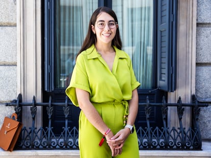 La diputada socialista Ada Santana, la más joven de la XV legislatura, posa en el patio del Congreso de los Diputados.