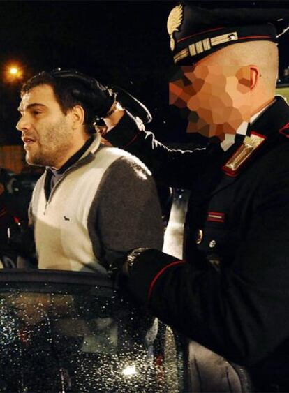 Giuseppe Setola, custodiado por los carabineros después de su detención.