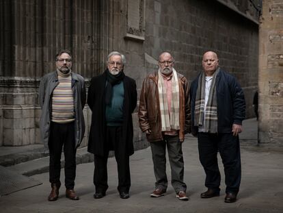 Lluís Boiria, Lluís Grau, Leopoldo Lluch y Xavier Torrentò, que acusan de abusos al sacerdote José Vendrell, el martes en las inmediaciones de la catedral de Barcelona.
