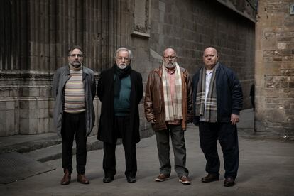 Lluís Boiria, Lluís Grau, Leopoldo Lluch y Xavier Torrentò, que acusan de abusos al sacerdote José Vendrell, el martes en las inmediaciones de la catedral de Barcelona.