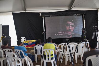 Las FARC, entre las sesiones proyectaban películas para los periodistas. 