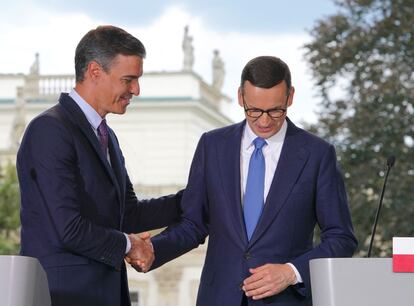 El presidente del Gobierno, Pedro Sánchez, junto al primer ministro de Polonia, Mateusz Morawiecki, este miércoles en Varsovia.