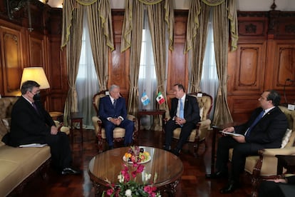 El presidente de México, Andrés Manuel López Obrador, con su homólogo de Guatemala, Alejandro Giammattei