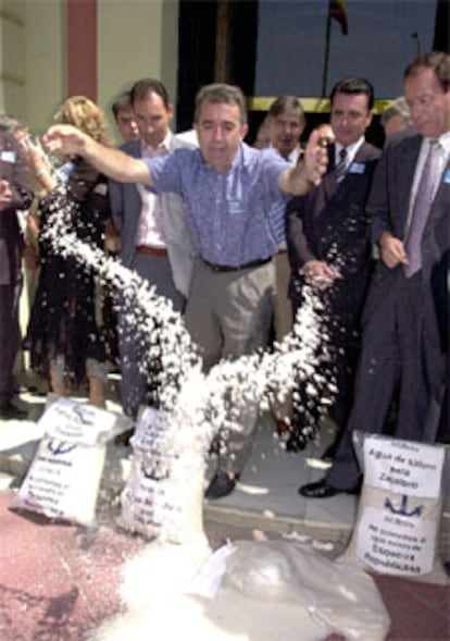 El consejero murciano de Agricultura, Antonio Cerdá, vierte sal durante la protesta ante el Ayuntamiento de Murcia.