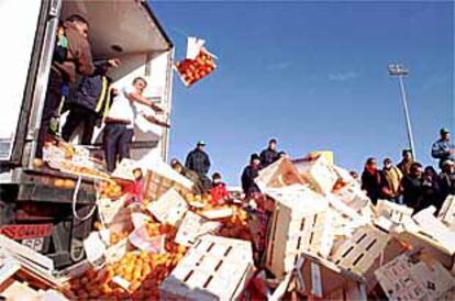 Agricultores de Algeciras tiran cajas de frutas procedentes de Marruecos, en una imagen de archivo.