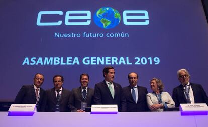 El presidente de CEOE, Antonio Garamendi, en el centro, rodeado de los vicepresidentes de la organización y el secretario general, José Alberto González-Ruiz. 