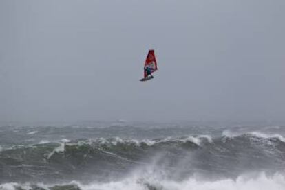 Un participante "vuela" en mitad de una tormenta