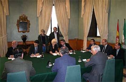 Un momento de la reunión de partidos y agentes sociales, ayer, en el Palacio de San Telmo.