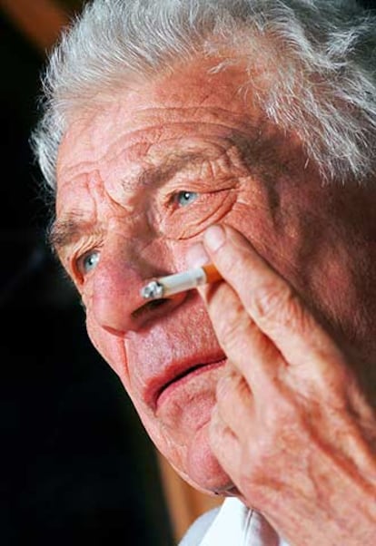 El escritor John Berger, en su casa en las afueras de París.