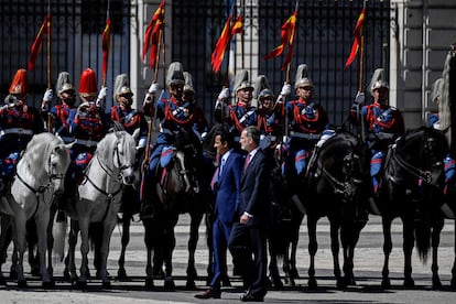 Felipe VI y el Emir de Qatar pasan revista a la Guardia Real durante la ceremonia de recepción en el Palacio Real.  