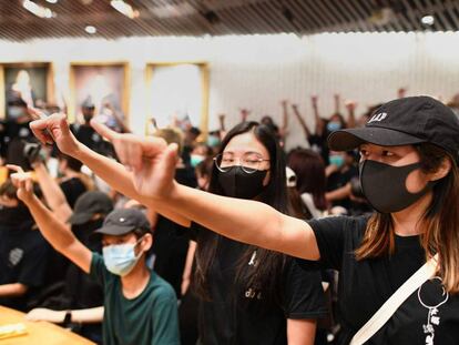 Un grupo de estudiantes se manifiesta en la Universidad China de Hong Kong el 3 de octubre.