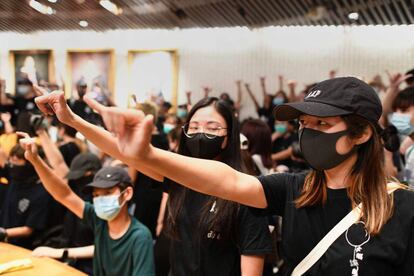 Un grupo de estudiantes se manifiesta en la Universidad China de Hong Kong el 3 de octubre.